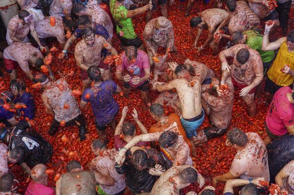 Spain s Tomatina battle returns after pandemic hiatus AP News